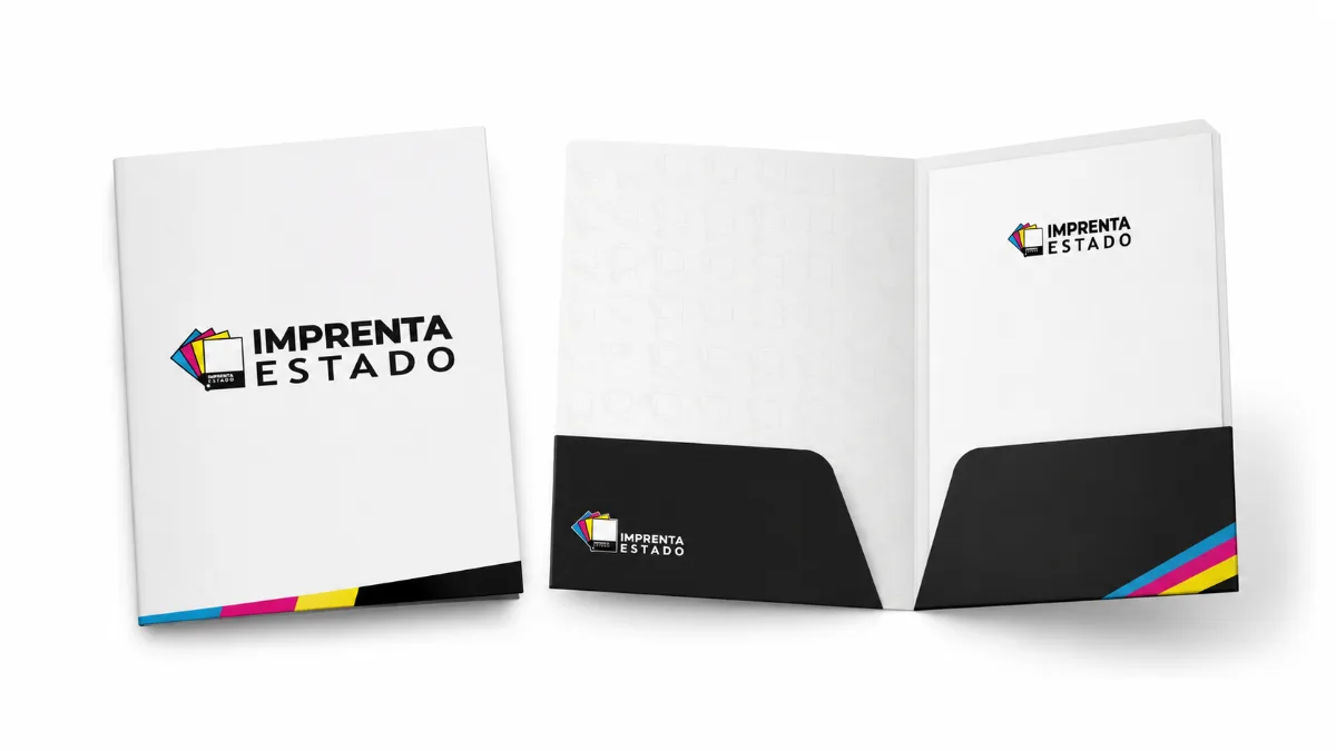 Carpetas corporativas Imprenta Estado abiertas mostrando bolsillo interior y franja CMYK